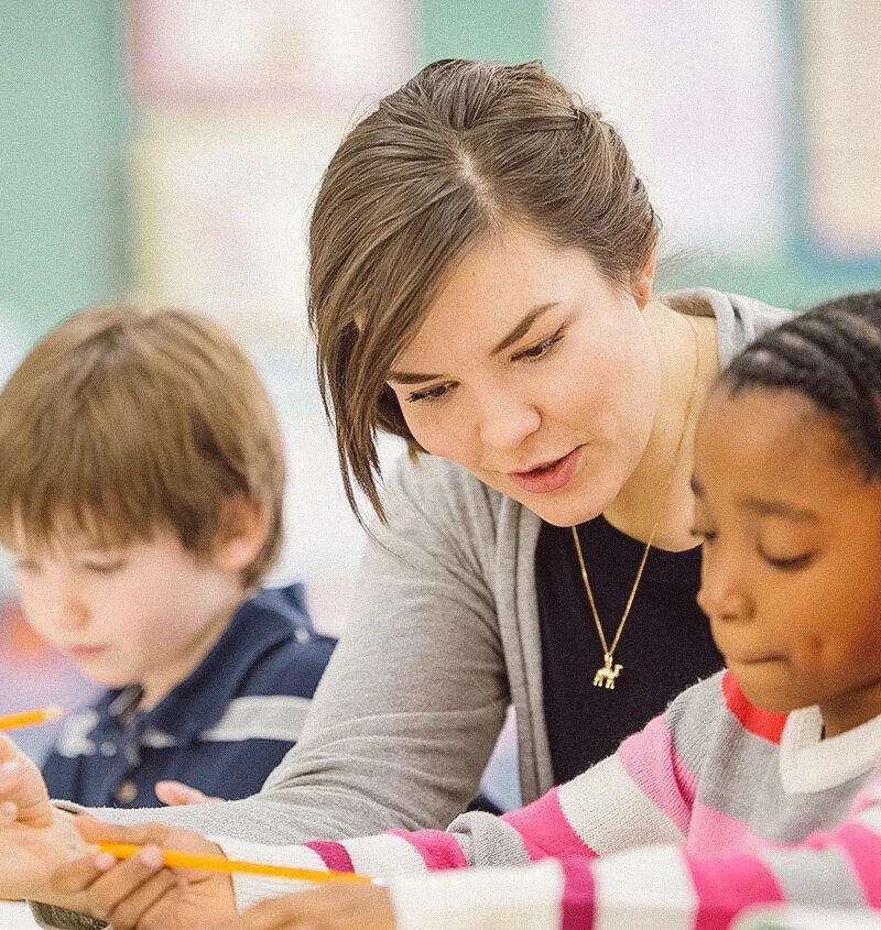 Дружба техника. Студенты в аудитории. Education among youths. Счастливые студенты. Call of students.