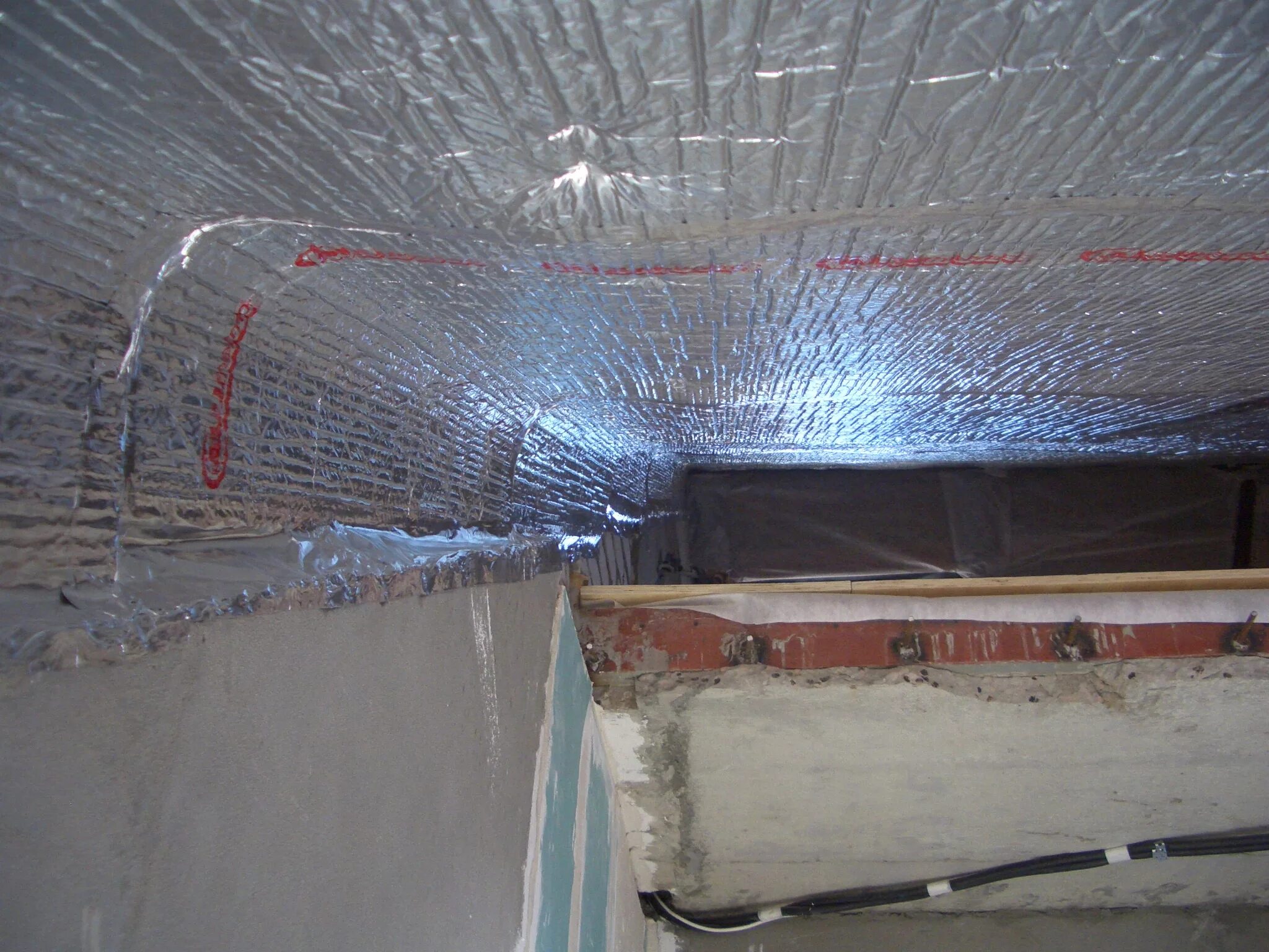 Утеплитель для бань. Теплоизоляция пенофолом шиферного. Пароизоляция пенофол. Утеплитель для стен с фольгой пенофол. Пенофол.