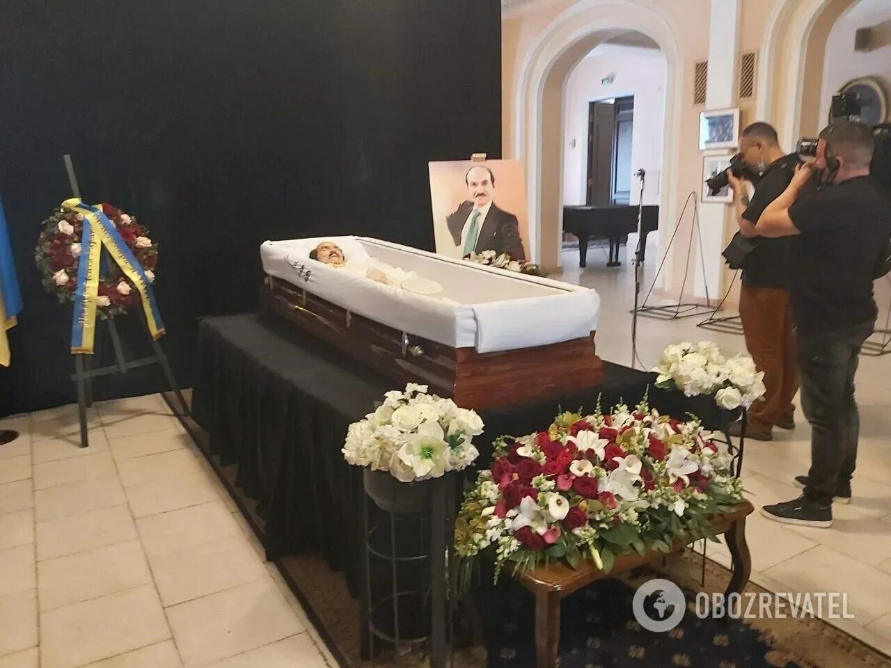 "Не прощаюсь с тобой": сексуальная жена в дерзком мини блеснула у гроба Нарцисса