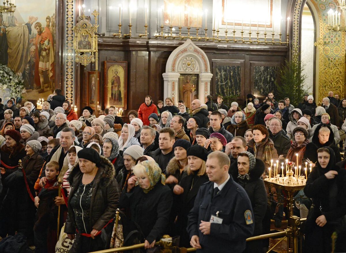 Есть ли служба в церкви. Патриаршая служба в храме Христа Спасителя. Католики в храме Христа Спасителя. Служение в церкви. Христианское служение в церкви.