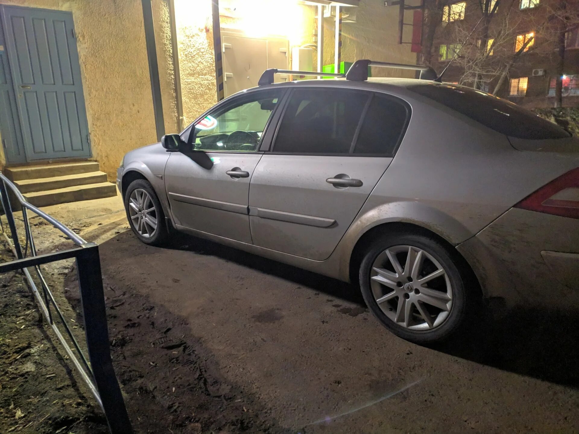 Рено меган седан 2007. Рено меган 2 на 17 дисках. Диски рено меган 2 r17. Рено меган 2 r15. Рено меган 2 седан черный.