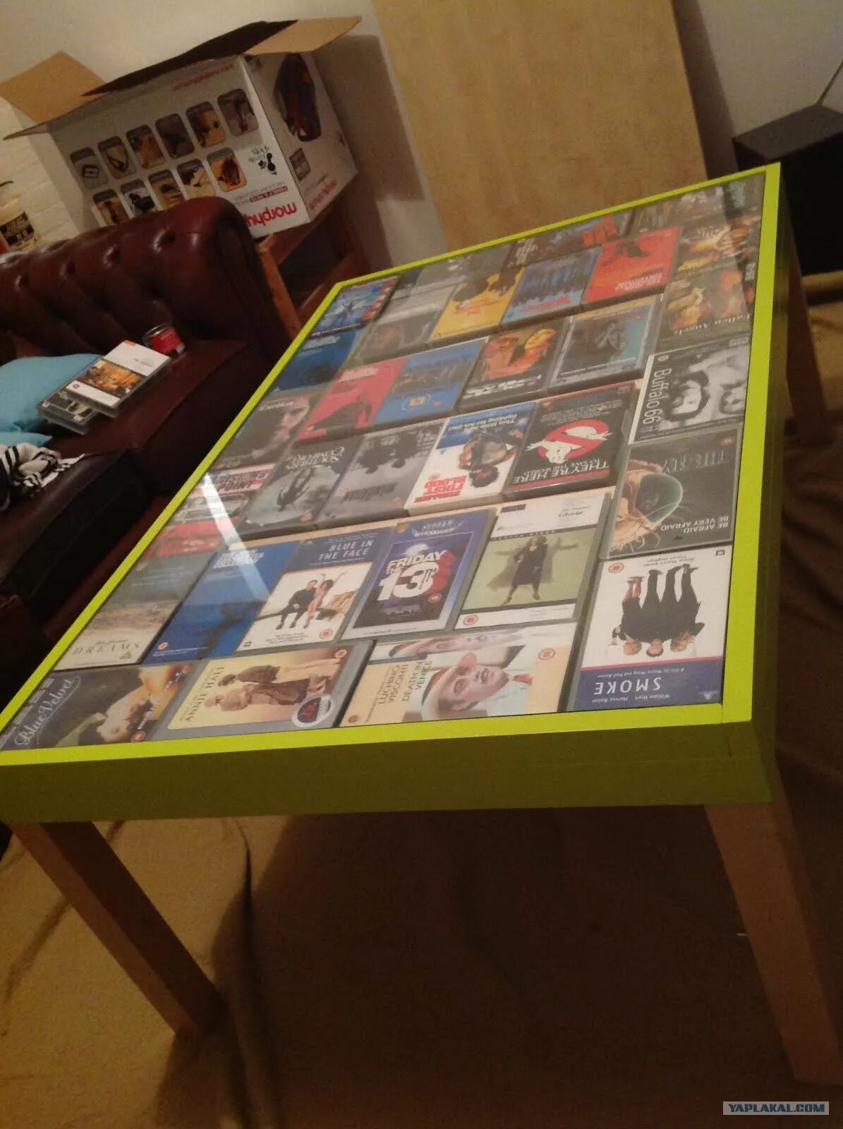 Мебель из видеокассет. Куда деть кассеты. Поделки из кассет. Декор из аудиокассет. Стол из видеокассет.