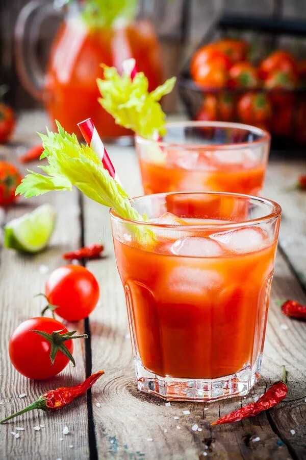 Стакан томатного сока. Помидорный сок в стакане. Помидоры коктейль. Томатный сок с сельдереем