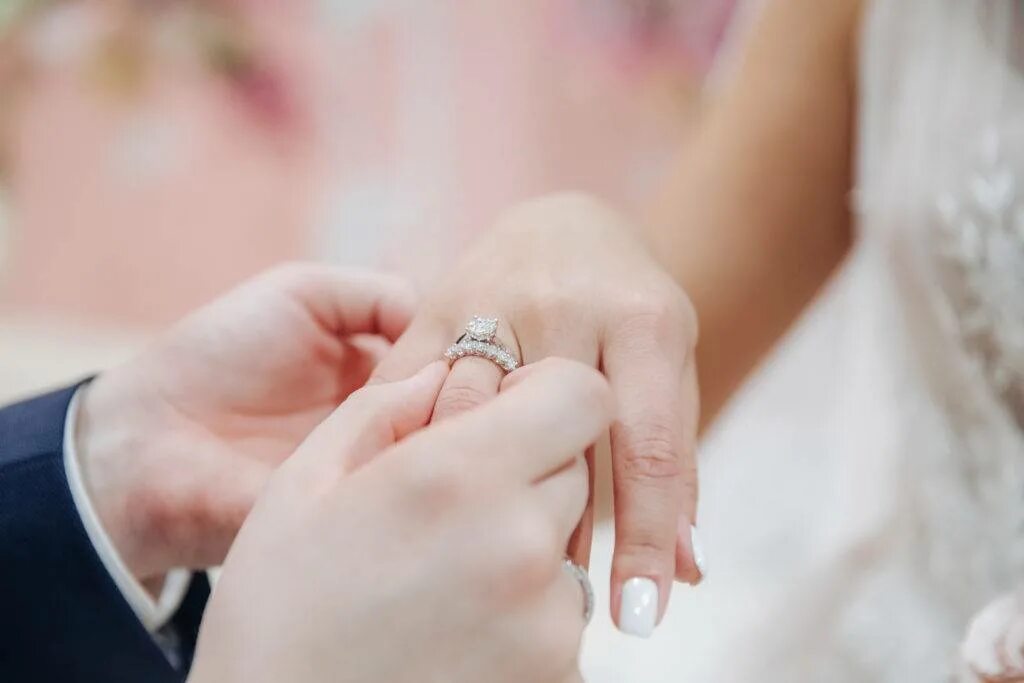 Свадебные кольца. Кольцо невесты. Свадебные кольца на руках. Свадебное кольцо для девушки.