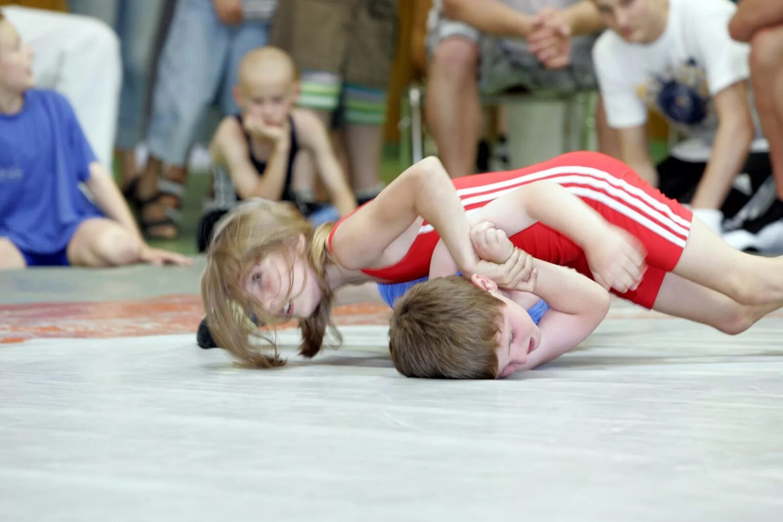 Feet fight. Борьба девочек с мальчиками. Kids Fight борьба. Смешанная борьба дети. Детская борьба девочек.