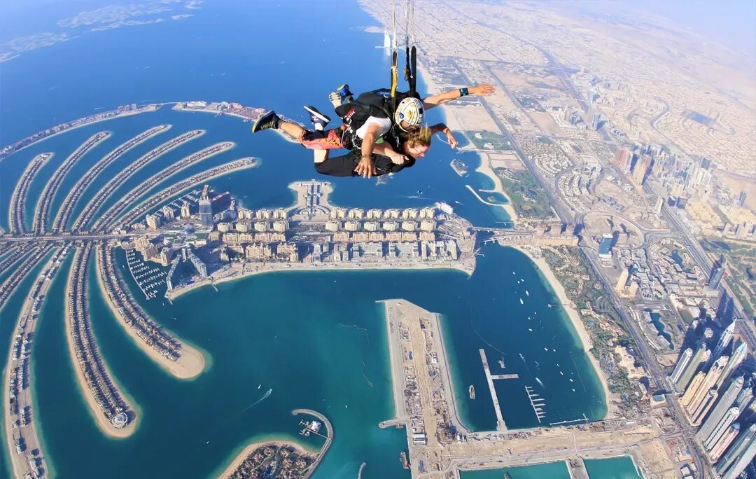 Мессенджер в дубае. Скайдайвинг Дубай. Skydive Dubai Пальма. Пальма Джумейра прыжок с парашютом. Скай Дубай прыжки с парашютом.