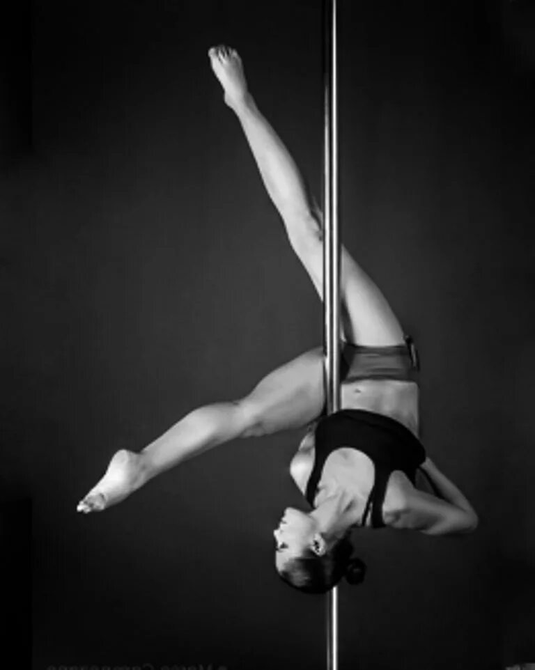 Одежда pole pole. Танцы на пилоне. Трюки на пилоне. Спортивный пилон. Pole Dance трюки.