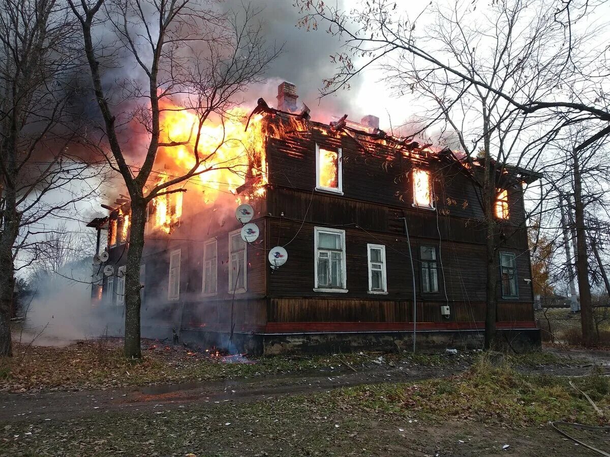 Дома в окуловке новгородской области. Пожар в Окуловке. Дома которые. Сгорели в г. Окуловка. Сгоревший двухэтажный деревянный дом в Астрахани. Подслушано Окуловка Новгородская.