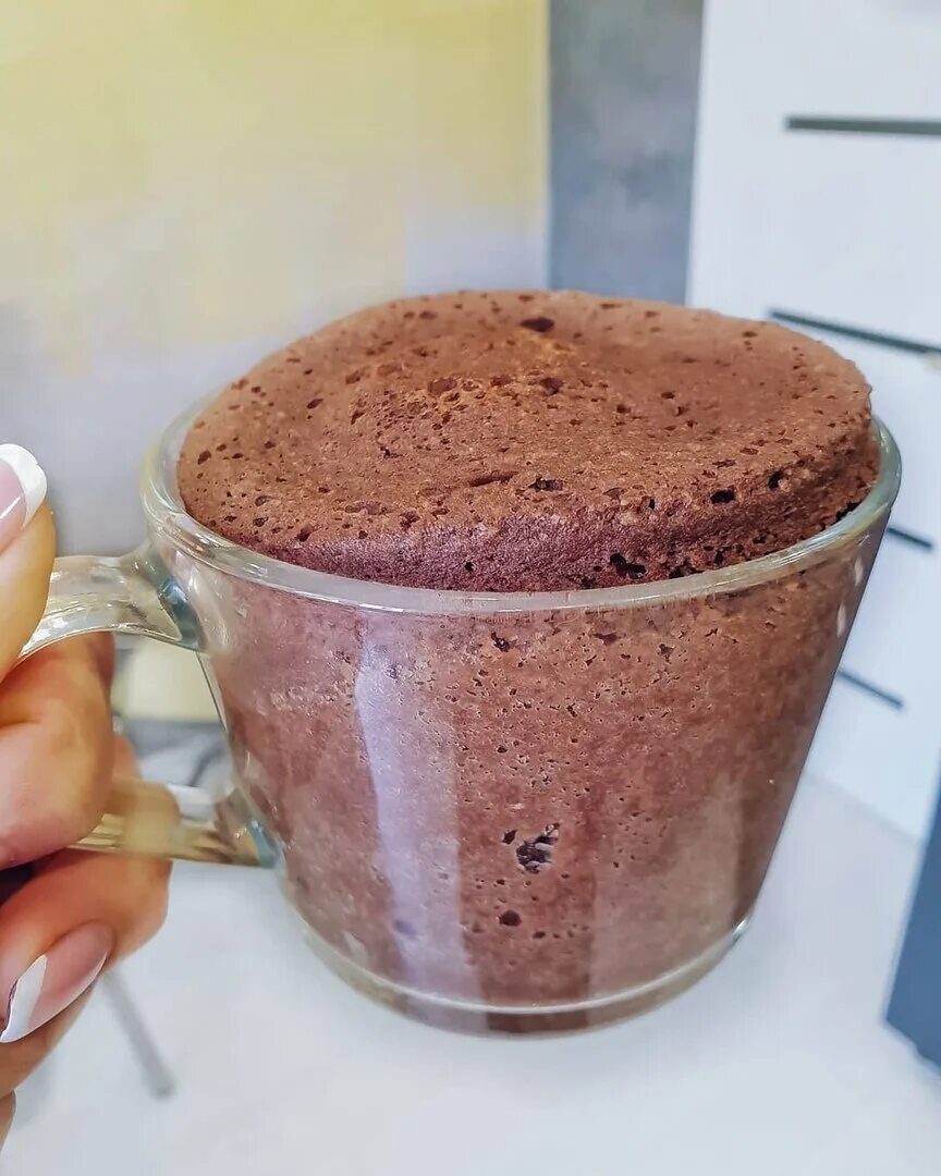 Кекс в кружке. Шоколадный брауни в микроволновке. Десерт в микроволновке за 5 минут. Пирожное в кружке в микроволновке. Шоколадный кекс в кружке.