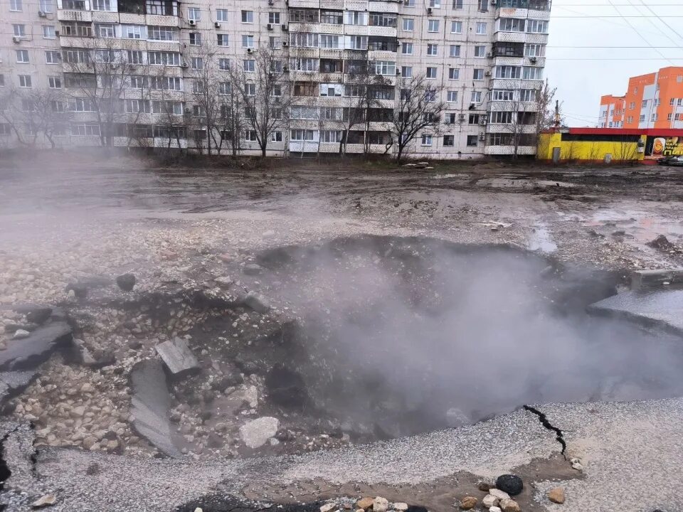 Порыв теплосети. Теплотрасса на улице. Прорыв теплосети.