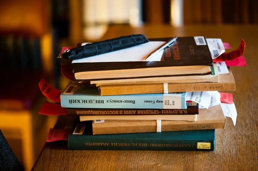 На столе лежали книги и тетради. Стол «книга». Стопка учебников на столе. Стопка книжек на столе. Стол-книжка.