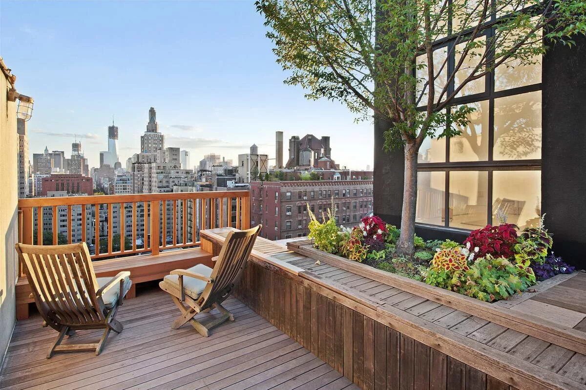 Пентхаус в нью йорке на манхэттене с террасой. Терраса с плоской крышей. Наружная лестница. Металлический балкон. Вид на море с балкона.