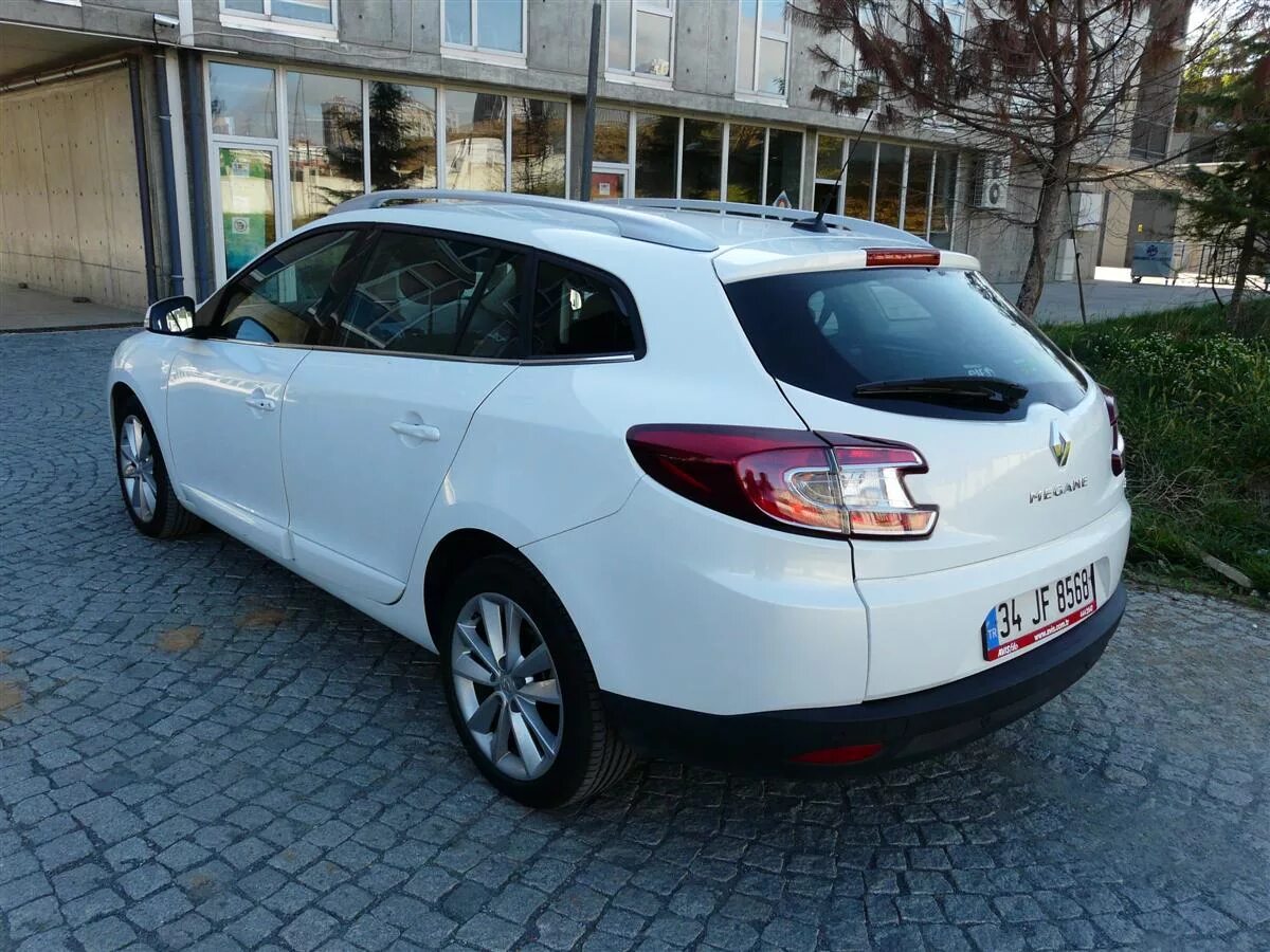 Megane dci. Рено Меган 3 универсал дизель 1.5. Renault Megane Sport Tourer. Рено Меган 3 универсал белый. Renault Megane 2012 универсал.