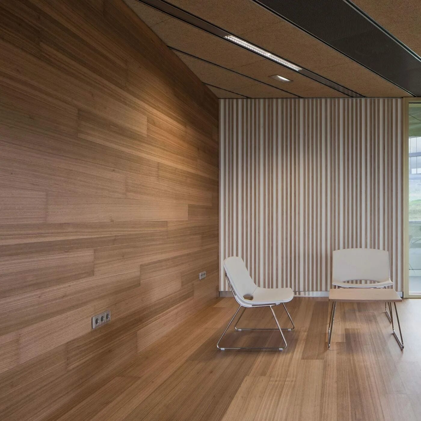 Отделка ламинатом. Стены отделанные ламинатом фото. Планкен лиственница фасад. Ламинат на стену. Отделка комнаты ламинатом.