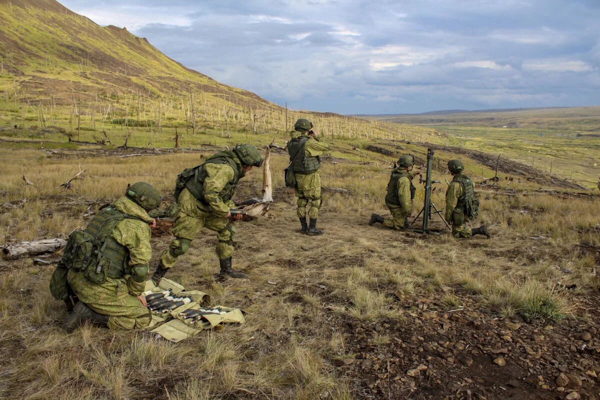 Учения. Военный на полевых учениях. Минометная батарея. Военная оборона. Полевые тактические учения.