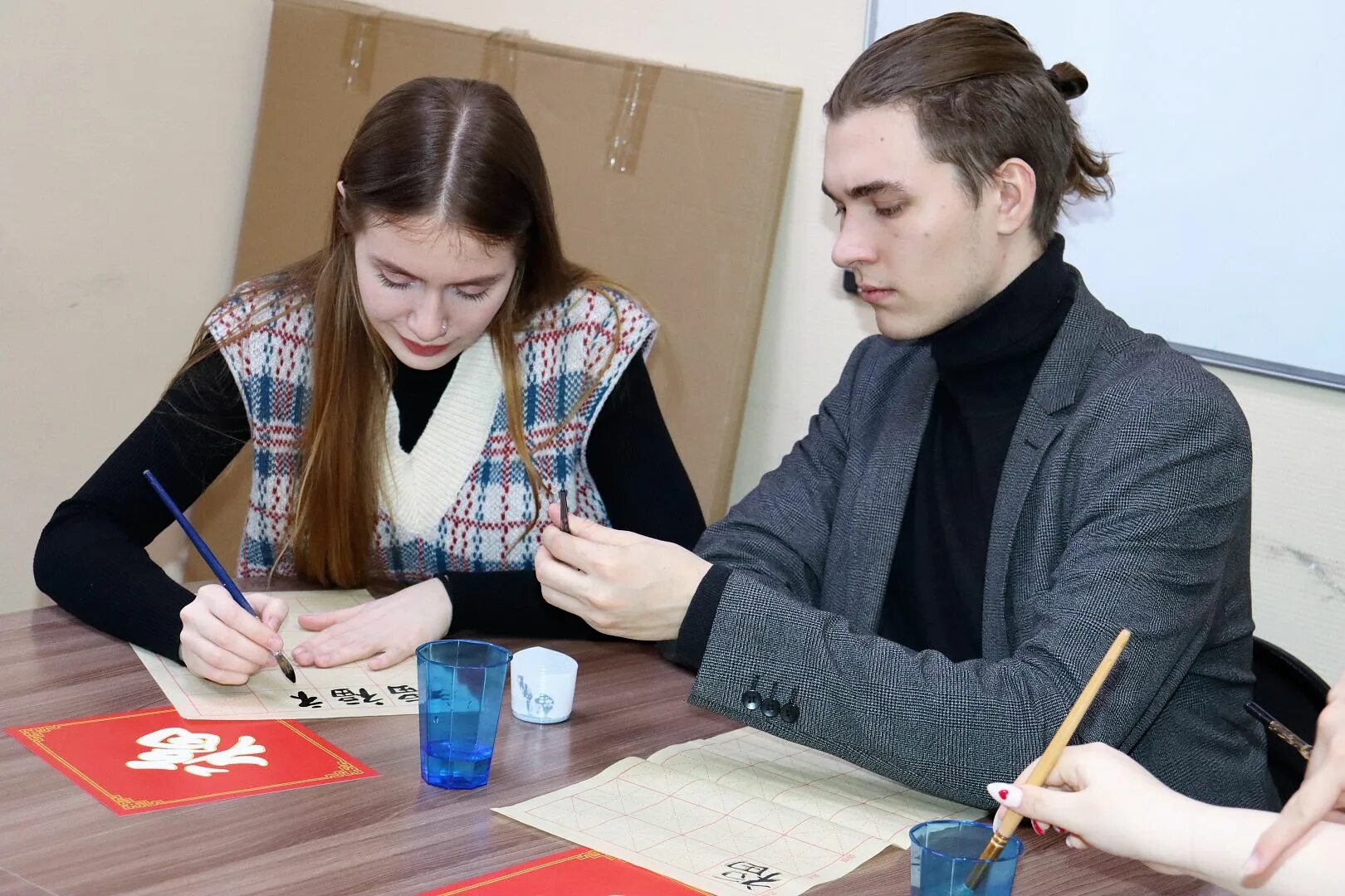 Иностранцы в российских вузах. Русский язык для студентов колледжей. Занятия в аудитории. Студенты колледжа. Учебник по английскому языку для студентов медицинских колледжей.