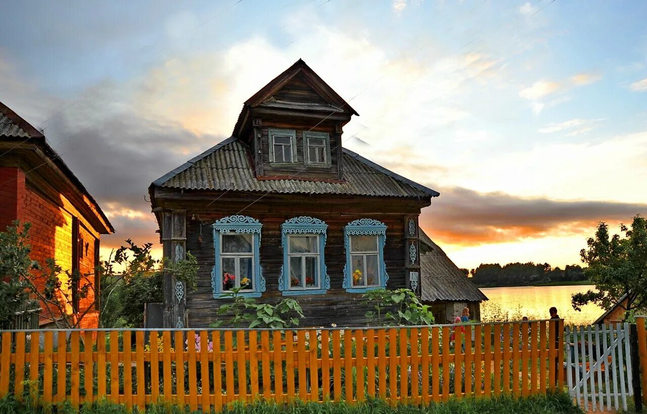 Стоит в деревне старый дом. Деревня пановская. деревенский домик. старый домик в деревне. сельский дом.