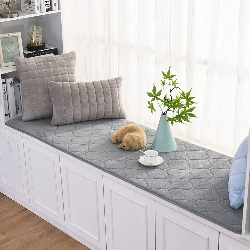 Мягкий подоконник с подушками. Декоративные подушки на подоконник. Матрас-подушка на подоконник. Подушки на балкон. Подушка матрац на подоконник.