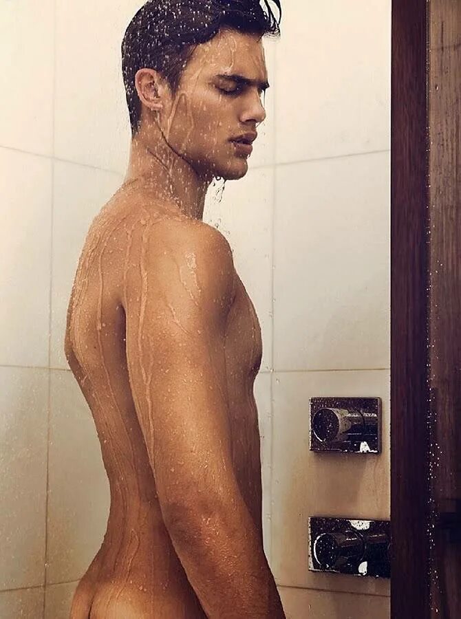 юноша в ванной. парни в мокрых джинсах. молодые мужчины в душе. красивые парни в душе. парни в душевой.