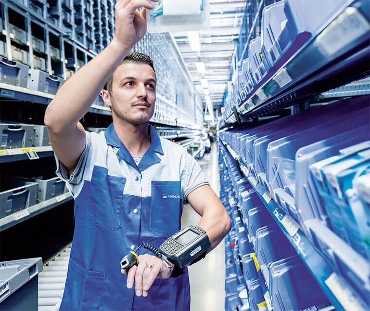 логист. специалист по логистике. логист. глобальная логистика. кладовщик на складе.