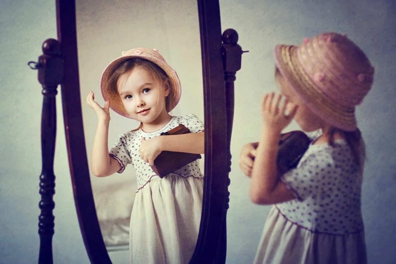 Ребенок перед. Ребенок перед зеркалом. Зеркало для детей. Девочка в зеркале. Отражение ребенка в зеркале.