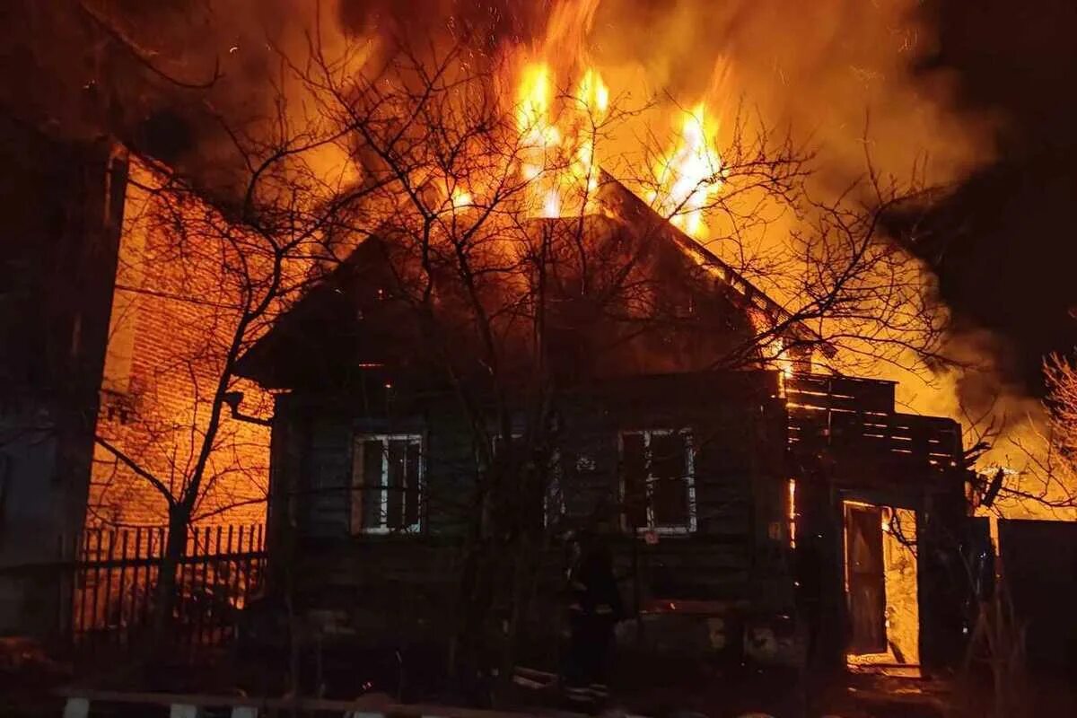 Пожар в доме дали. Горящий дом. Пожар в доме. Гаряюший дом. Сгоревший деревянный дом.