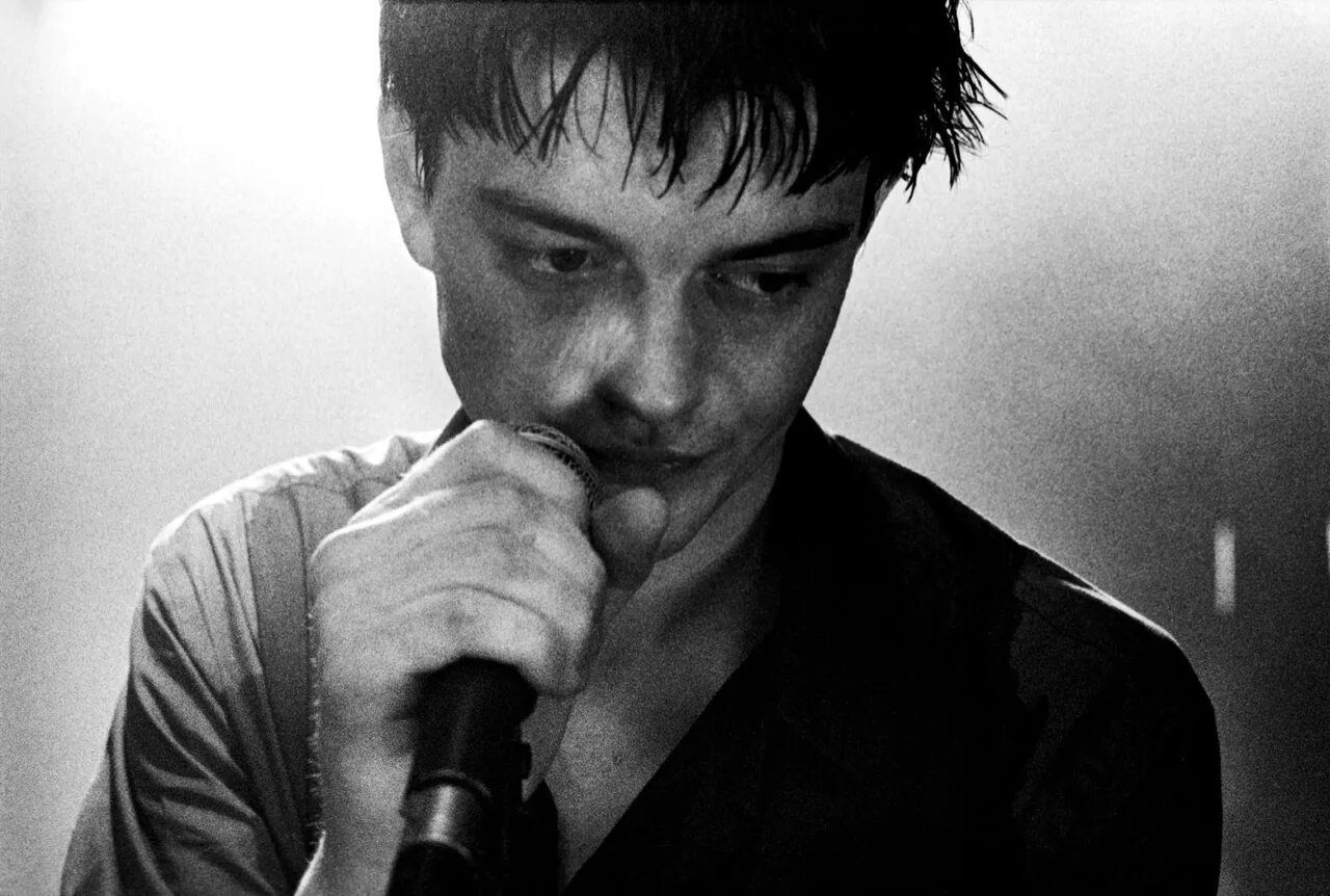 Контроль 2007. Сэм райли йен кертис. joy division сэм райли. контроль антон корбайн. йен кертис контроль.