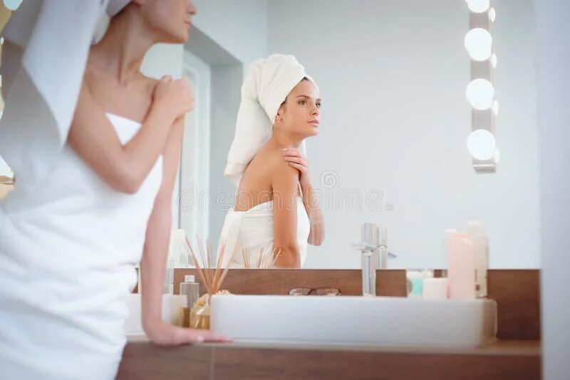 Фото девушек в ванной в зеркале. Женщина перед зеркалом в ванной. девушка перед зеркалом в ванной. фотосессия в ванной перед зеркалом. девушка у зеркала в ванной.