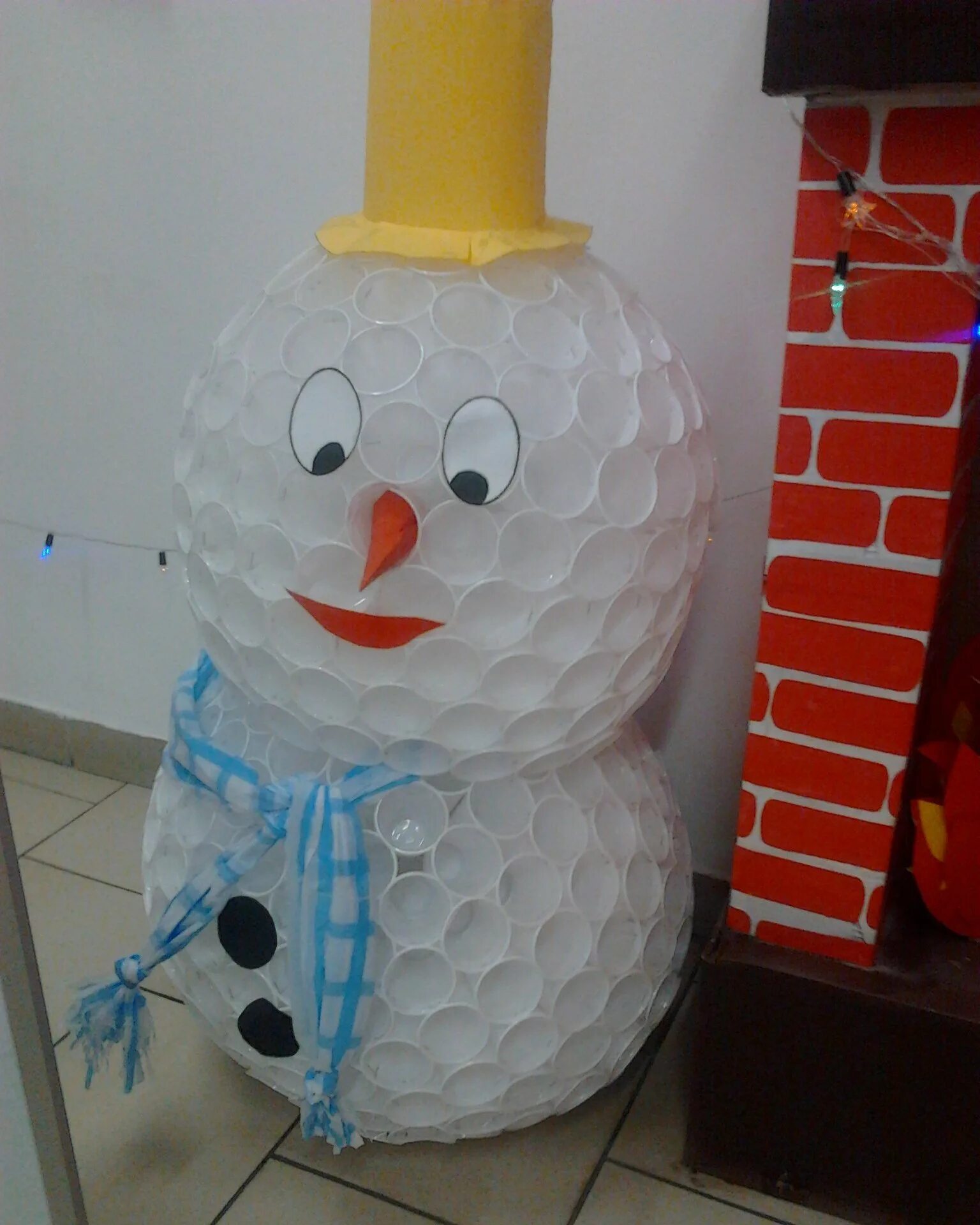 Снеговик из пластиковых стаканчиков. Снеговик из стаканчиков с подсветкой. Снеговик из стаканов. Снеговик из пластиковых стаканчиков. Снеговик из стаканчиков одноразовых маленький.