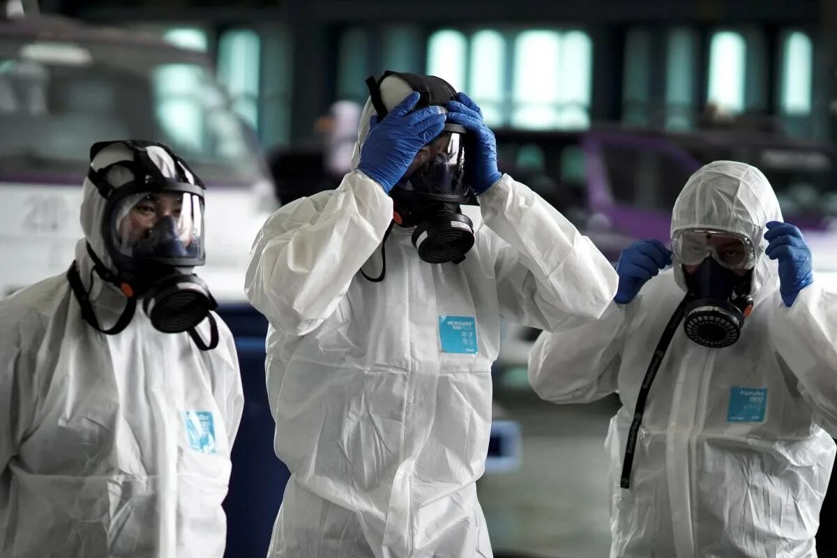 Пандемия 2019 2025. Медики в противогазах. врач в защитном костюме. защитный костюм пандемия. карантин пандемия эпидемия.