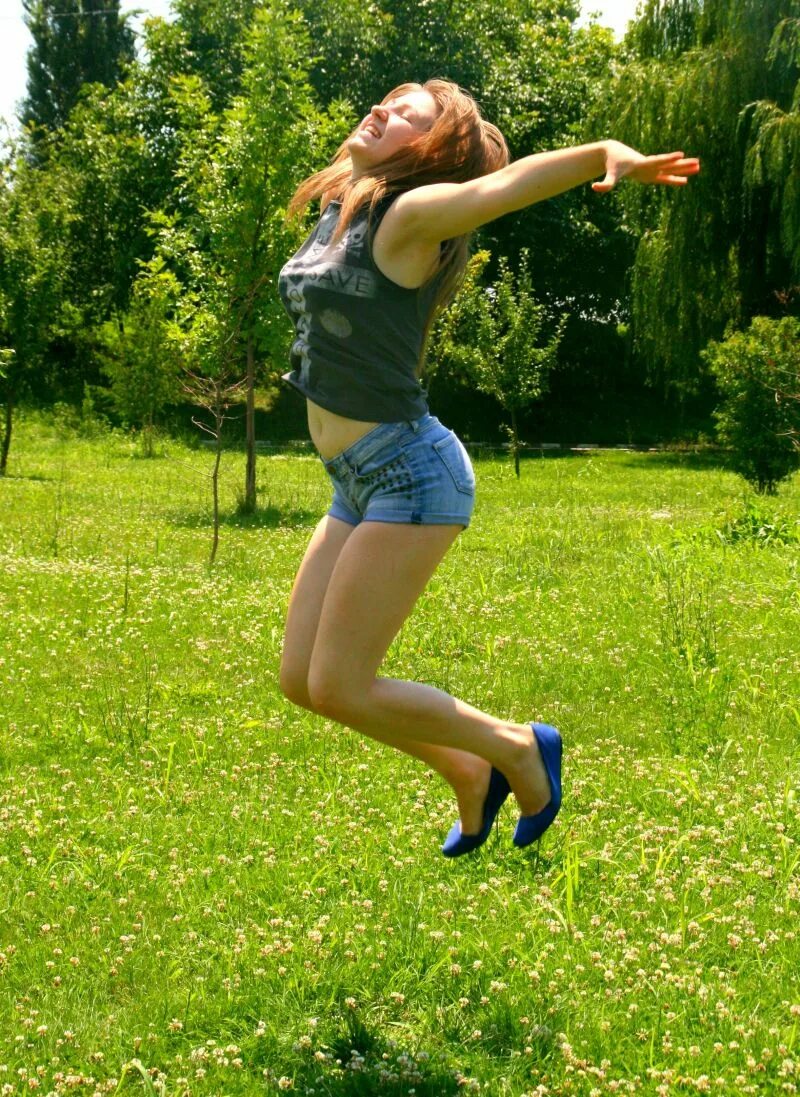 Девушка в прыжке. Девушка прыгает. Девушка подпрыгивает лето. Прыжки на природе.