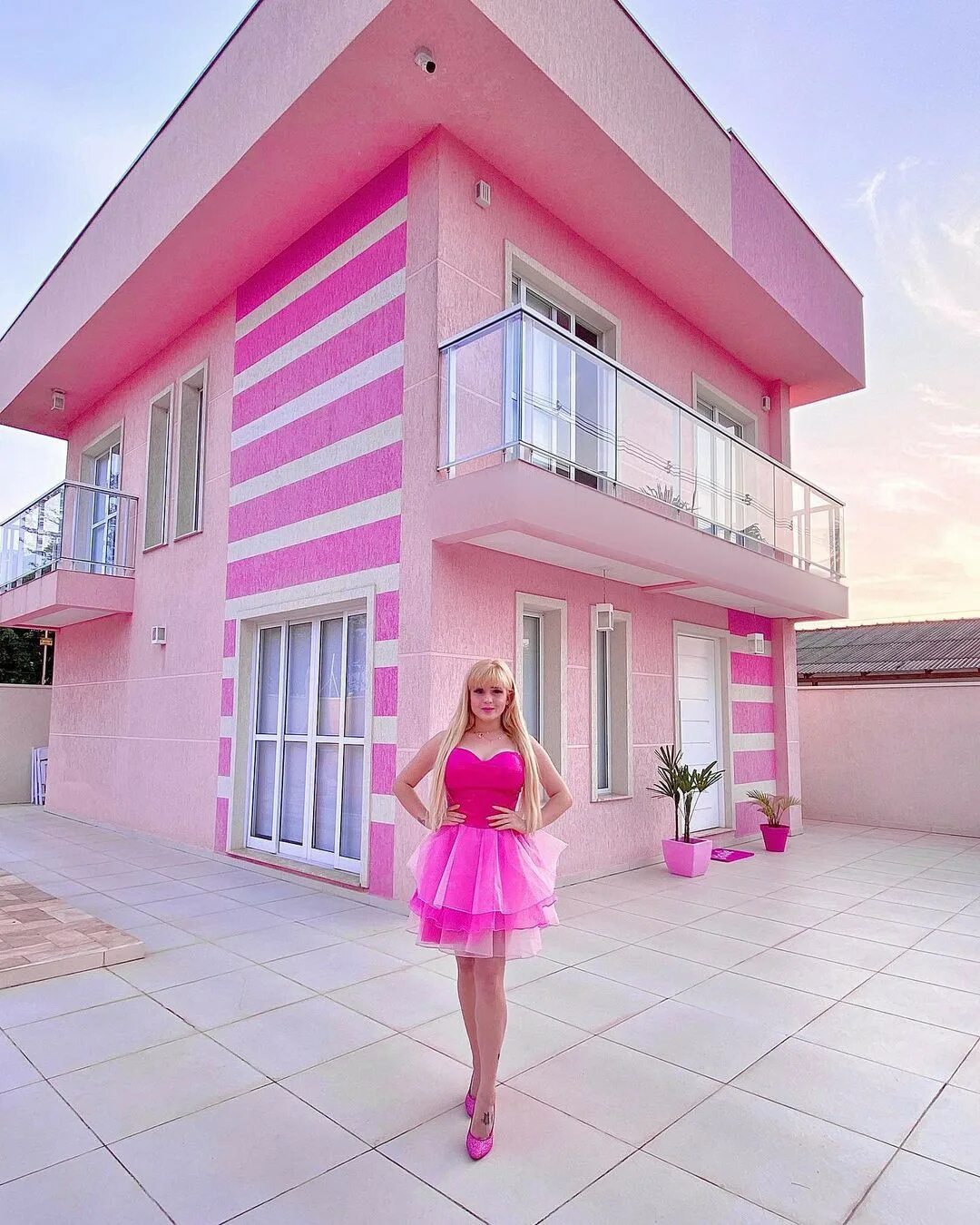 Розовый домик. Розовый домик для Барби. Розовые дома. Дом Барби настоящий. Розовое в жизни людей