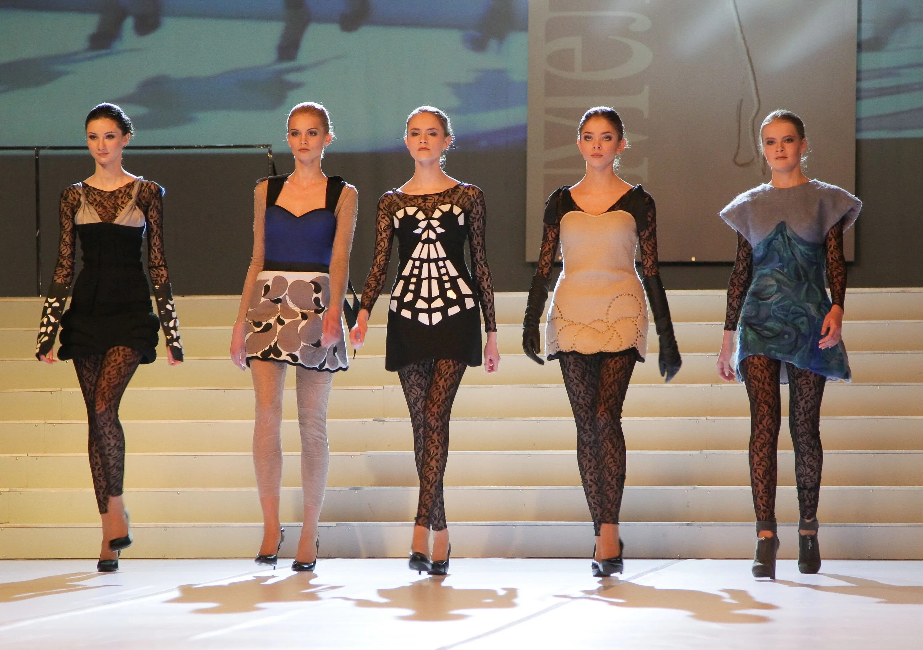 Мода 2010-х годов. Хиты 2010-х. Мода 2010 года в россии. 2010 год стиль одежды. Мода 2010 года.