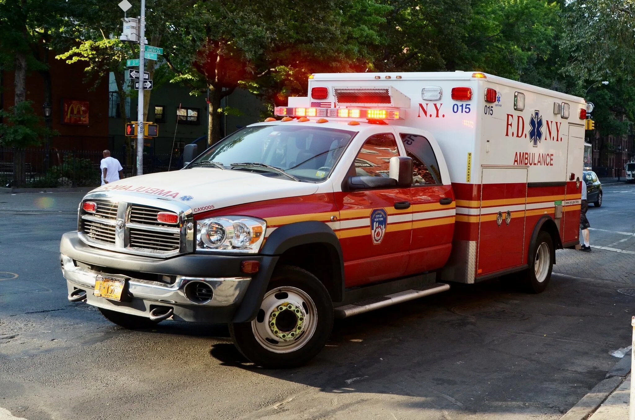 Показать скорую машину. Dodge FDNY. Dodge Ram Ambulance. Dodge Ram пожарный. Амбулансе NY.