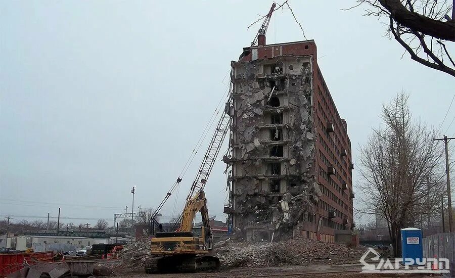 Робот brokk для демонтажа бетона. Демонтаж промышленных зданий. Демонтаж высотных зданий демонтажные работы зданий. Демонтаж элеватора. Демонтаж высотных зданий демонтажные работы зданий.