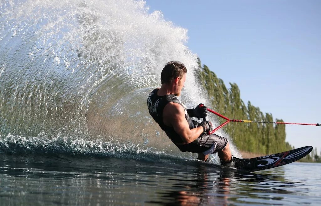 Увлекаться водным. Воднолыжный слалом. Водные лыжи. Вода спорт. Покататься на водных лыжах.