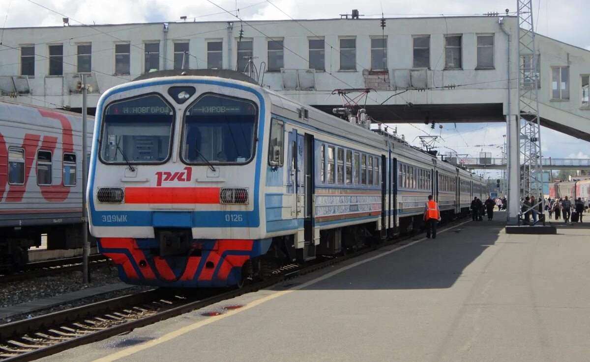 эд9мк 0061. электричка киров оричи. электричка фаленки киров. эр9т-713. поезд киров шабалино-киров.