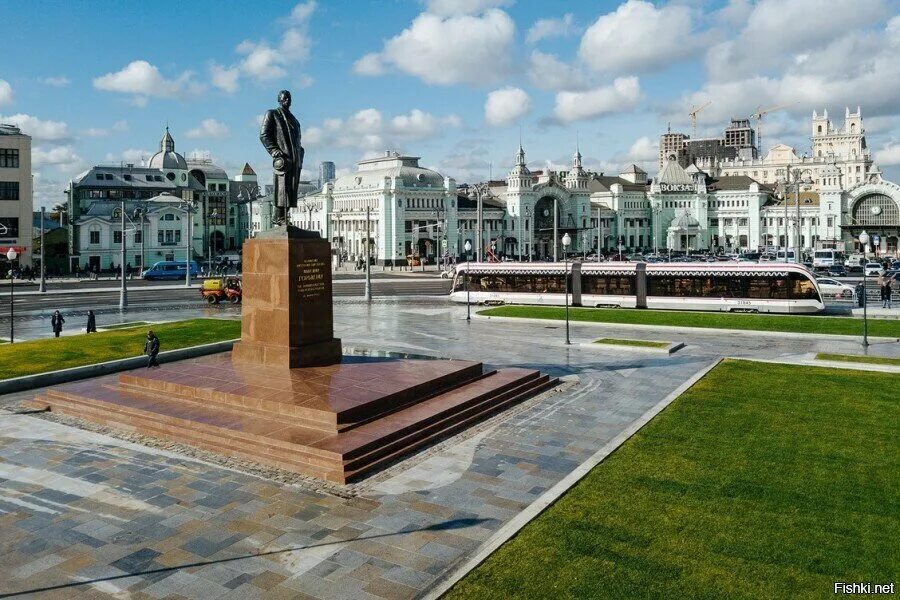 Площадь Тверская застава Москва. Памятник Горькому на площади Тверская застава. Белорусский вокзал площадь Тверская застава. Памятник на площади белорусского вокзала. Площадь тверской заставы фото