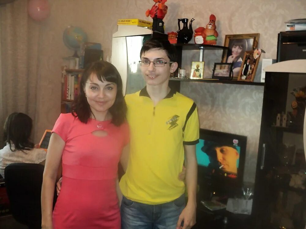 сын с мамой одноклассники. сын выпускник школы. одноклассника сына. мамы на выпускном в школе. мамы из одноклассников.