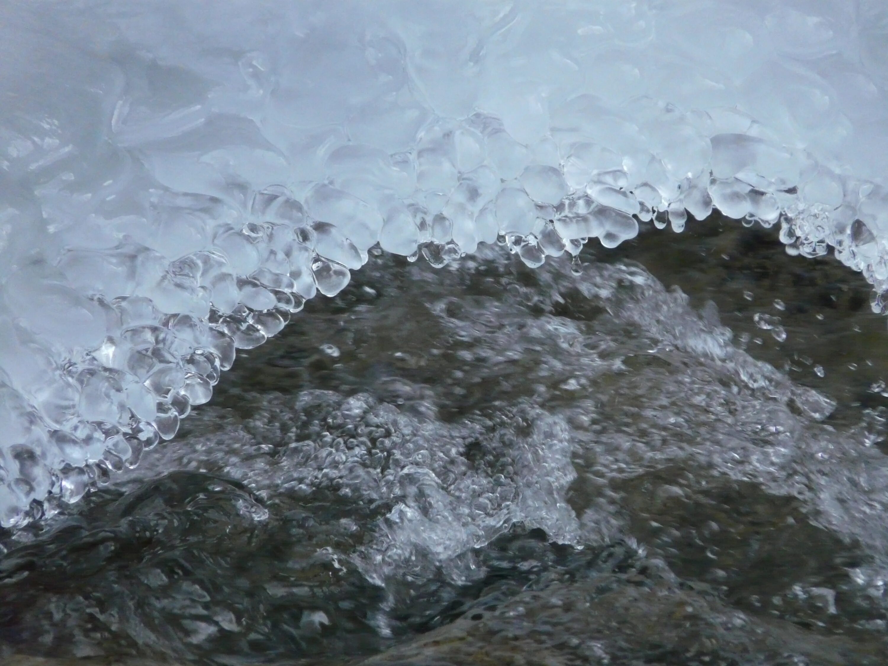 Замерзание воды. Снег на воде. Снеговая вода. Кристаллы замерзшей воды. Таяние льда фото.