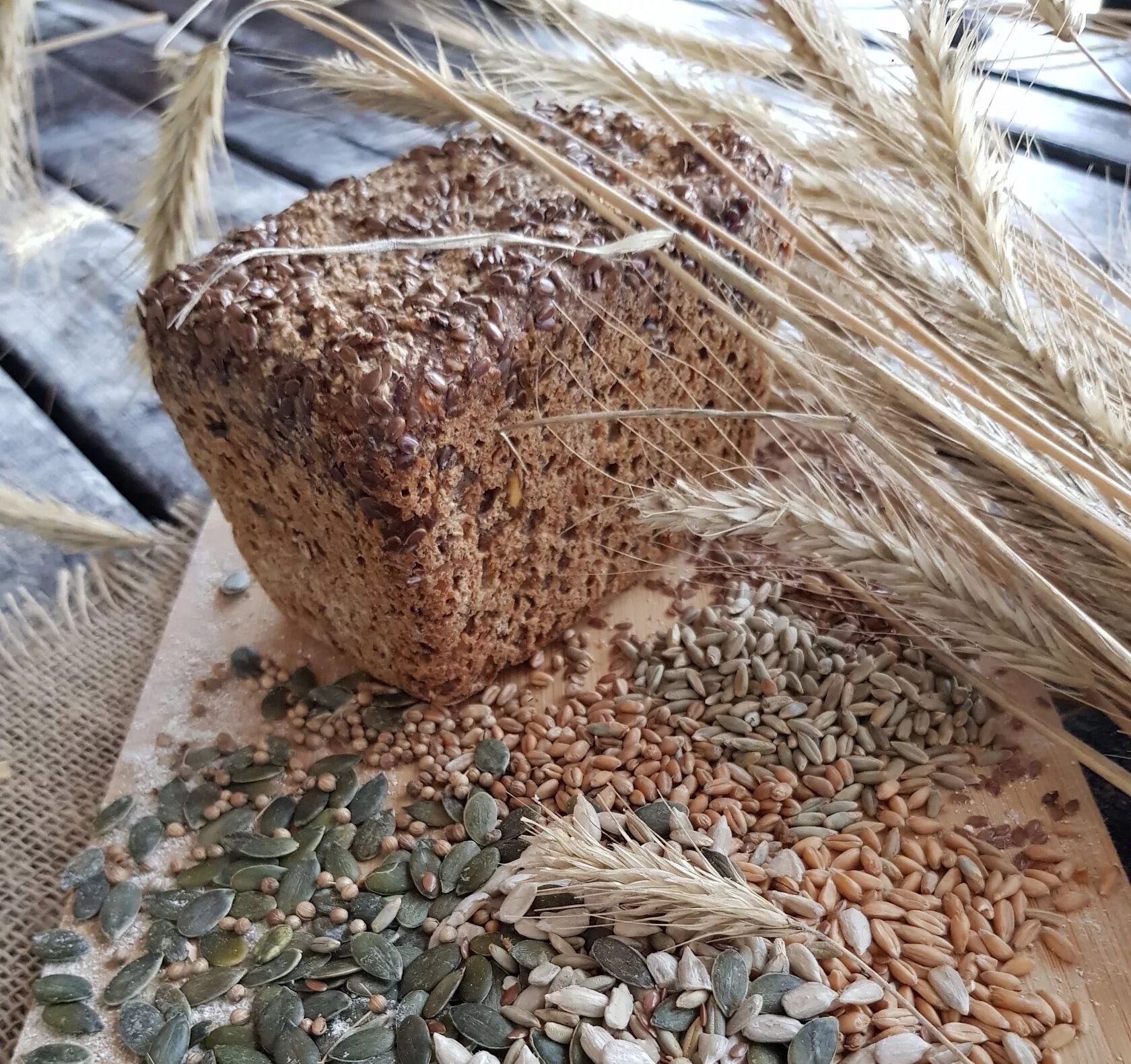 Злаковая мука. Мука злаков. Мука пшеничная цельнозерновая 1кг золотые злаки сибири. Мука. Свежесмолотая мука.