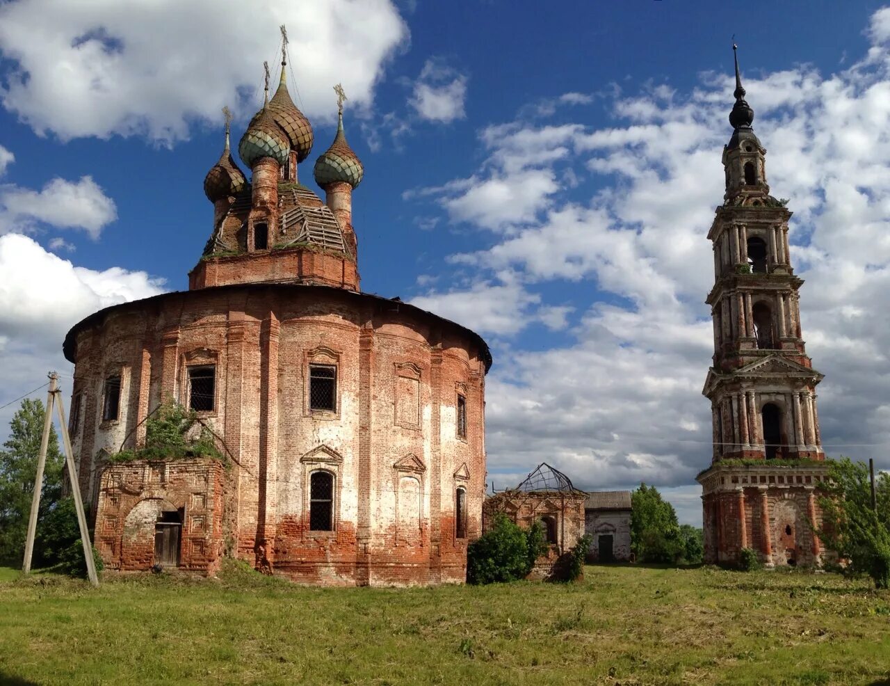 Какой храм был разрушен. Казанская Церковь в селе Курба. Колокольня Казанского храма Курба. Разрушенная Церковь село великое Ярославская область. Тверская область разрушенные церкви поле.