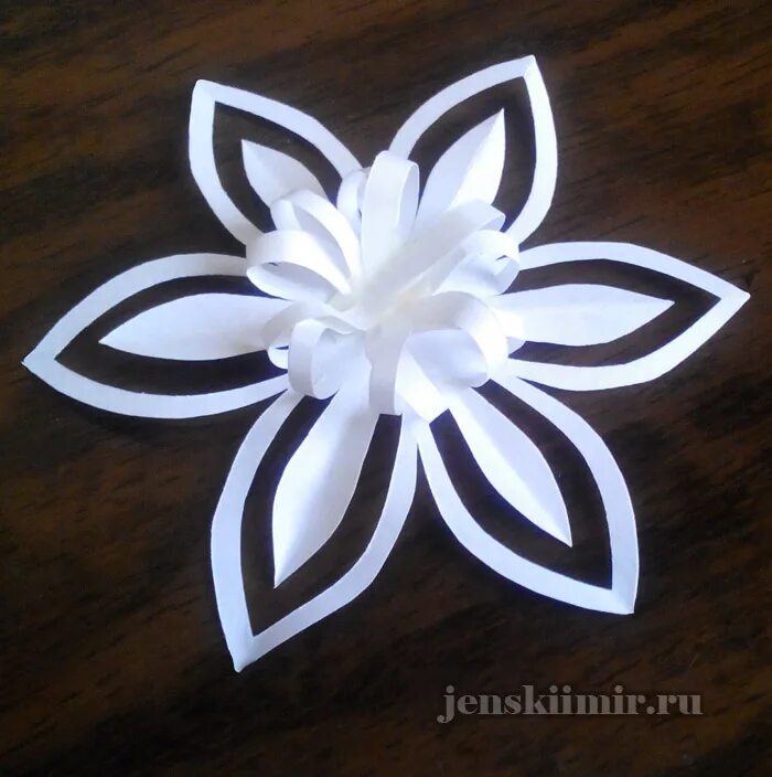 большая снежинка из бумаги. снежинка цветок из бумаги своими руками. снежинка цветок из бумаги своими руками. снежинка белая объемная. гигантские объемные снежинки.