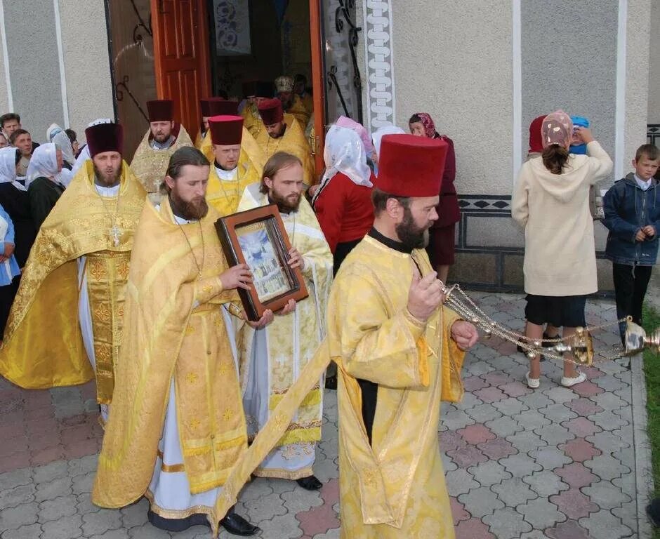 Священник в праздничном облачении. Желтое облачение священников. Священник в золотой рясе. Облачение священников на Благовещение. Торжество православия цвет облачения