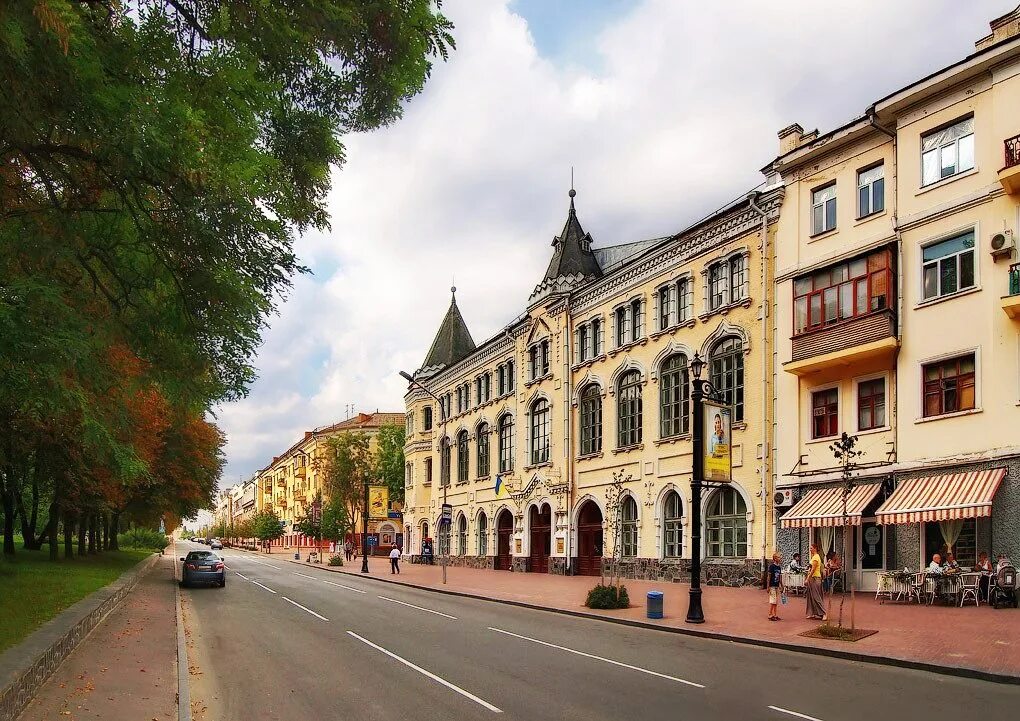 Центр чернигова филармония. Чернигов центр города. Чернигов современный. Дом николаевского епархиального братства чернигов. Чернигов центр.