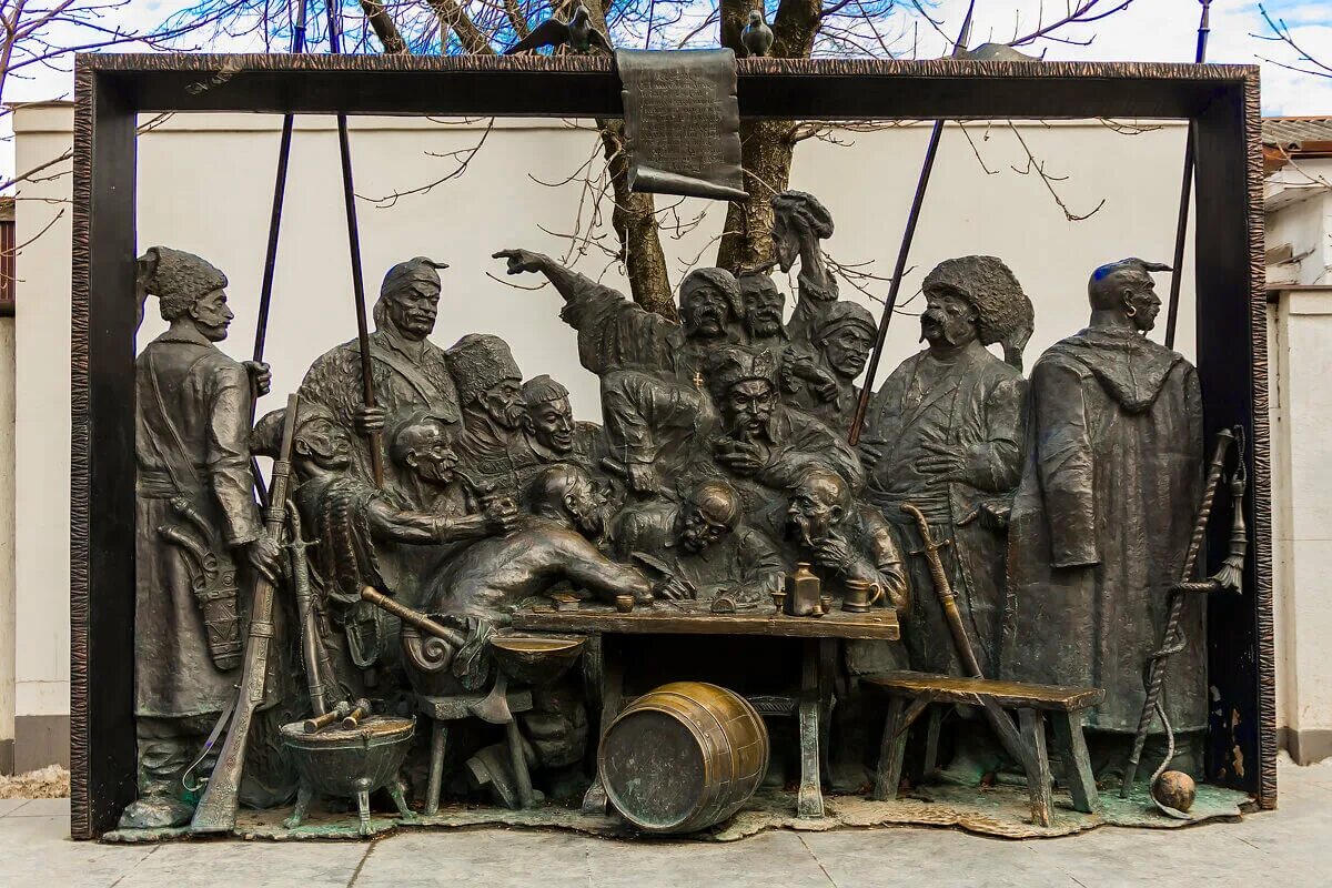 Письмо запорожцев турецкому султану памятник краснодар. Памятник запорожцам в краснодаре. Скульптура запорожские казаки краснодар. Запорожцы скульптура в краснодаре. Памятники на улице красной в краснодаре.