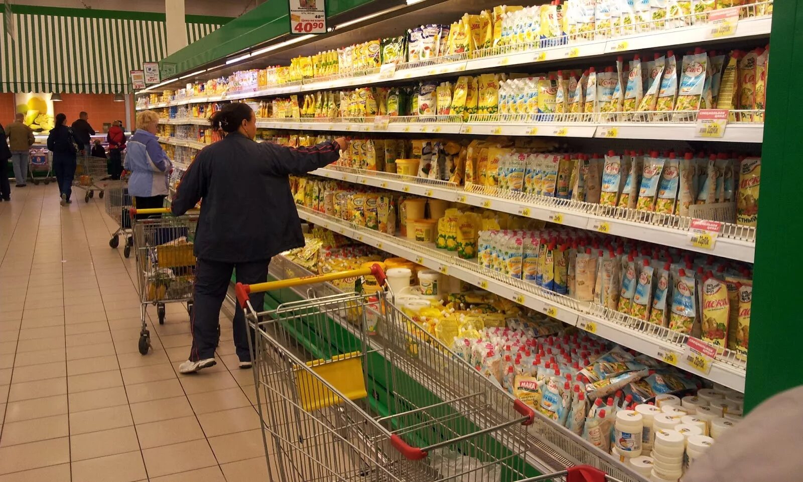 Молдова супермаркет. Отечественные товары. Полки для продуктового магазина. Полки супермаркета с продуктами. Прилавок продуктового магазина.