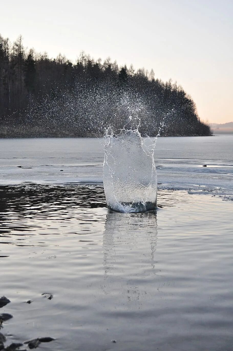 Озеро уровень 5. Снег и вода. Снежная вода. Холодное озеро. Волны на озере.