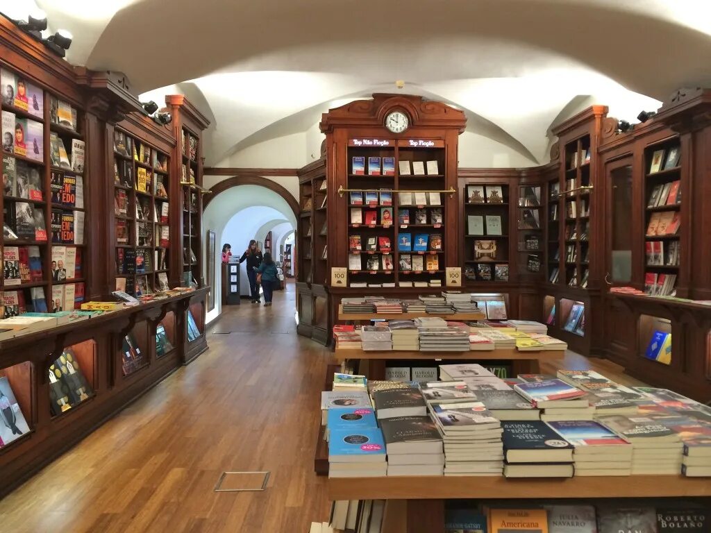 Красивый книжный в москве. Португалия Livraria Bertrand. Книжный магазин Livraria Bertrand в Лиссабоне. Книжный магазин Бертран Португалия. Португалия старейший книжный Бертран.