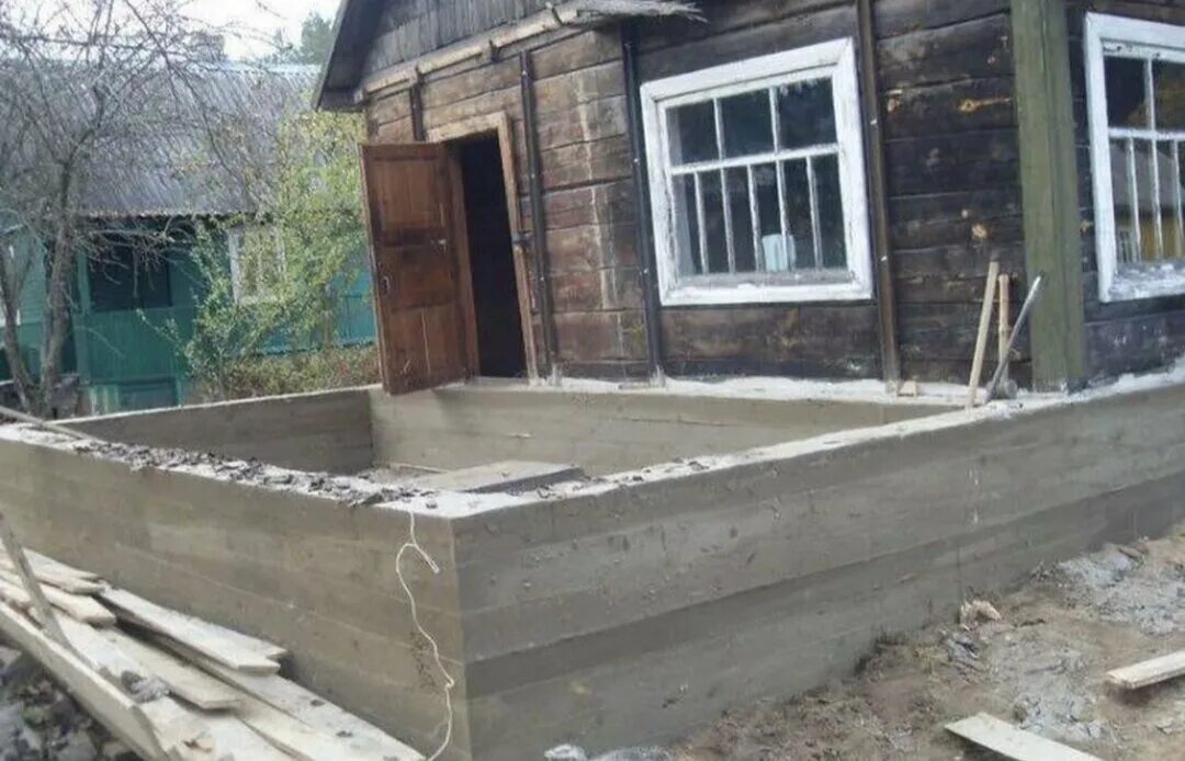 реконструкция пристройки к дому. старый деревенский фундамент. фундамент для пристроя. стройка на старом фундаменте. дом вокруг старого дома.